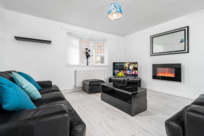 Modern 4 bedroom home ideal for Contractors, Groups and families ,FREE parking for multiple vehicle's
